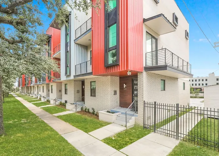 Private Living Villa Near City Hot Spots