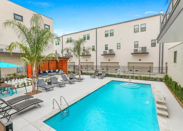 Private Living Villa Near City Hot Spots