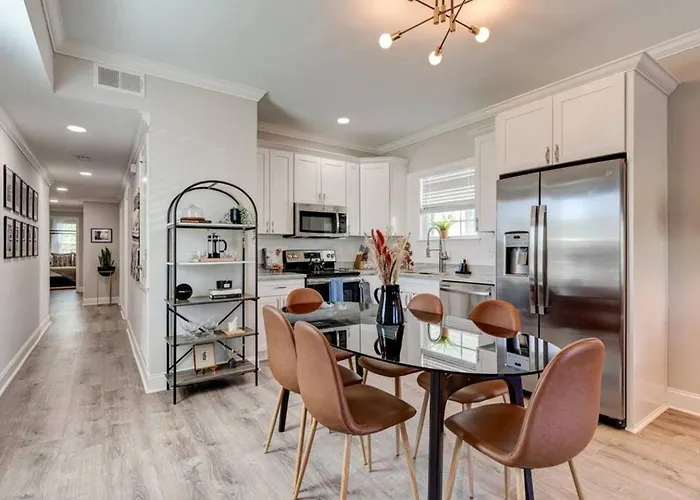Private Patio Retreat Near French Quarter